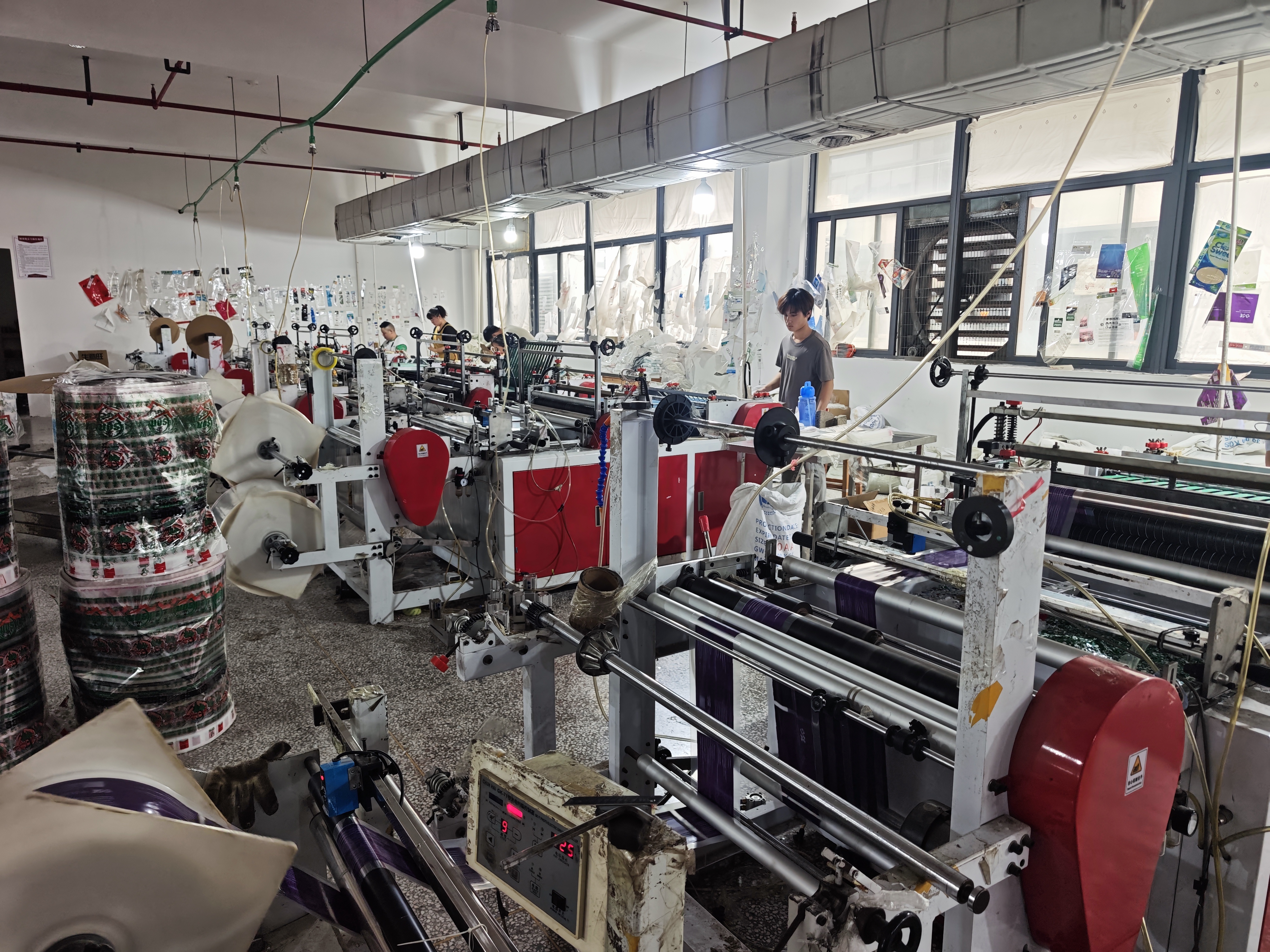 Оборудование для производства пакетов и печати в производственном зале Dongyang Jinhe Packaging